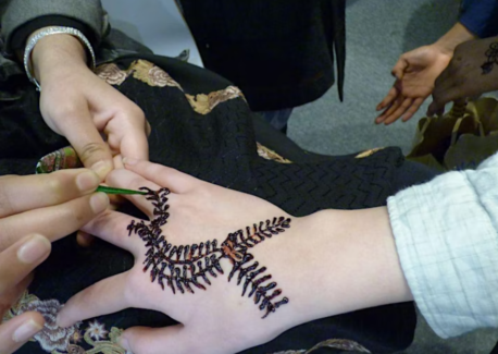 Henna painting with Atika Shakir